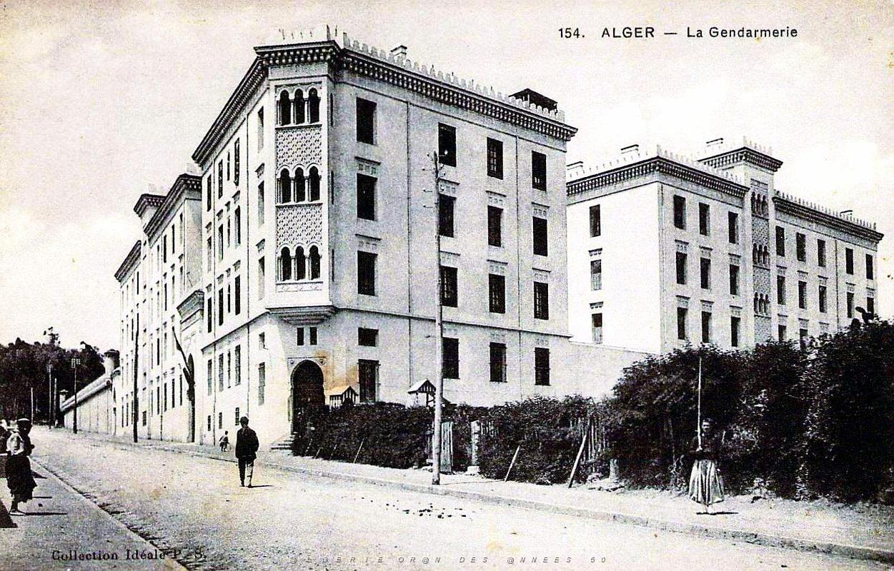 Alger - Gendarmerie - Zouave en faction.jpg